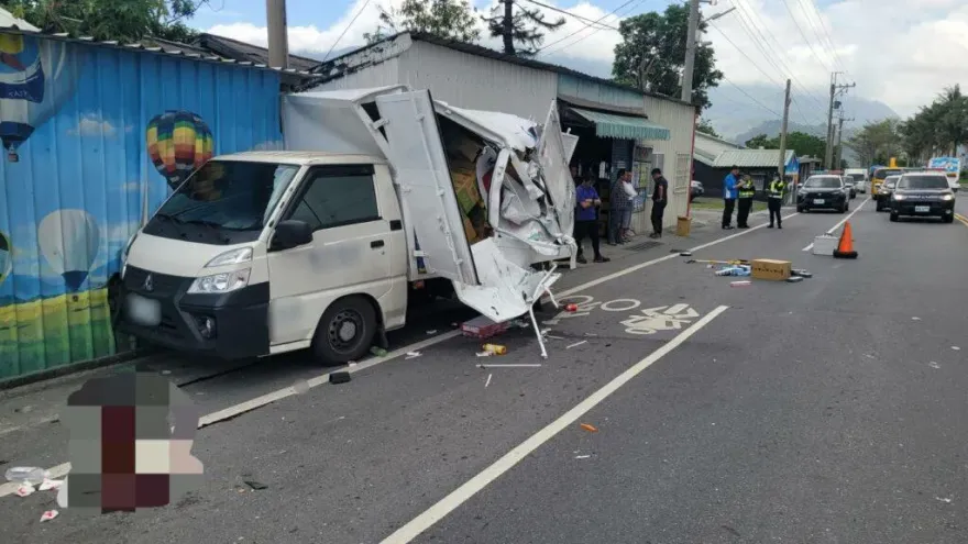 影/下車卸個貨命沒了！台9線死亡車禍　小貨車遭撞送貨員被貨門撞擊噴飛身亡