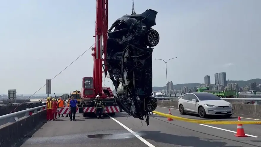 快訊/希望破滅！汐五高架墜河車打撈上岸　男駕駛「明顯死亡」家屬心碎