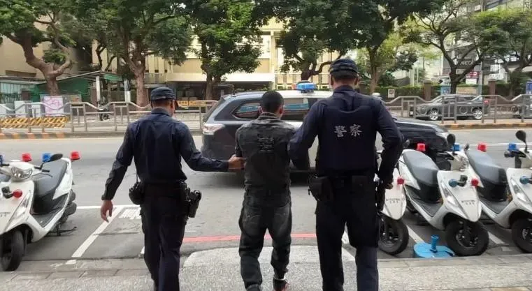 影/「4條通」外籍移工駕車遭攔檢...拿同鄉駕照蒙混　卻因「耳朵不像」被戳破