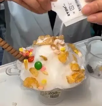 影/高雄藥局搞噱頭「賣雪花冰」…配料玉米片竟過期1年　還撒來路不明益生菌