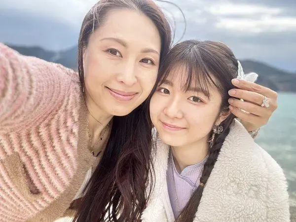 中年AV女優讓女兒出道！罕見曝心肝寶貝正臉　辣穿泳裝透視照曝光