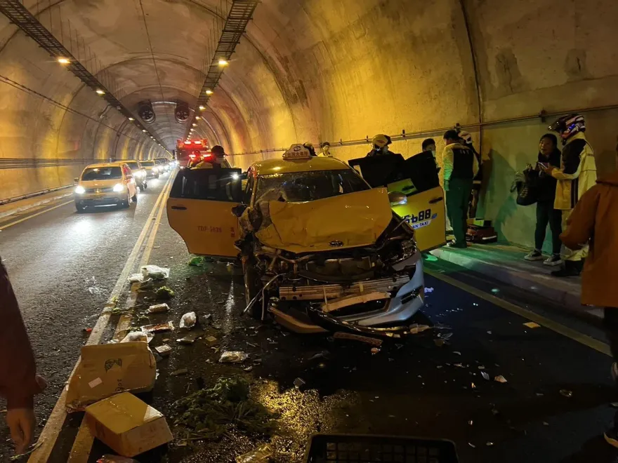 快訊/台62線連環車禍！小黃最慘「車頭爛掉」　現場5名傷者全送醫