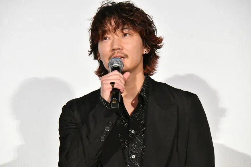 綾野剛當爸了！　喜曝小13歲星妻生娃「母子平安」
