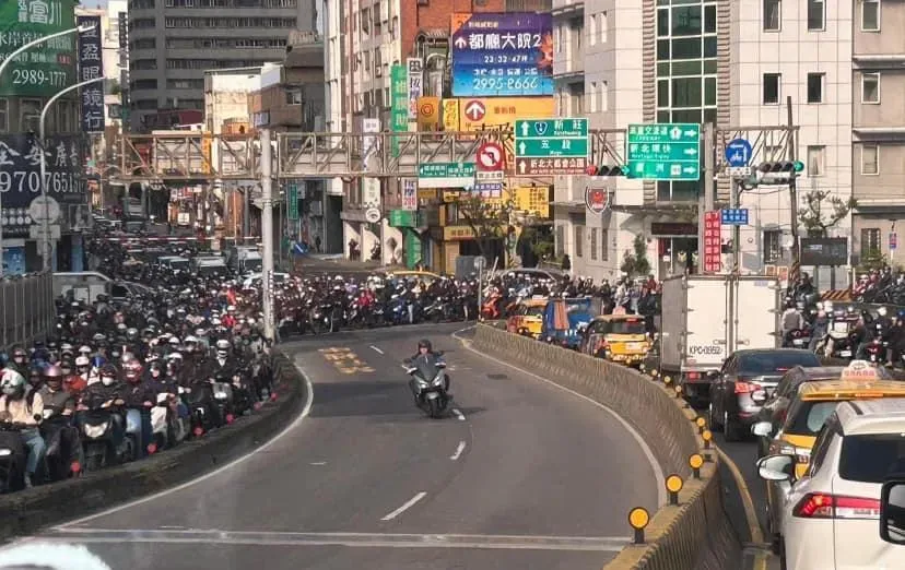 台北橋機車道塞翻！他騎車「直上汽車道」呼嘯　通勤族困車潮直呼羨慕
