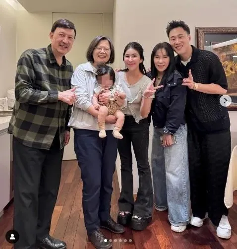 趕在卸任前拜訪余天！蔡英文抱超萌「小元寶」照片曝光