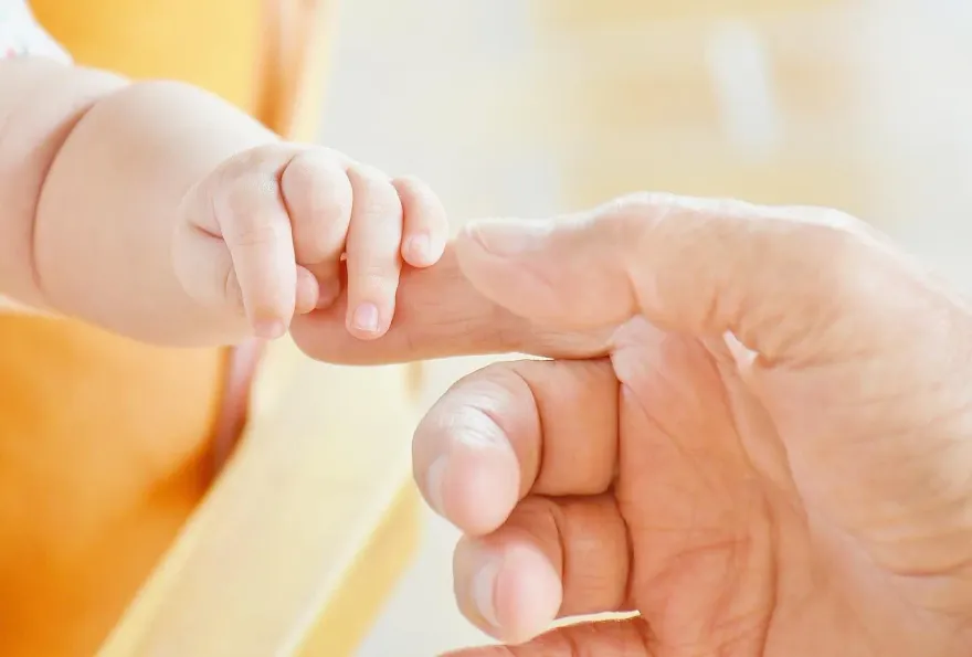 嚇壞！女高中生說肚痛衝廁所「竟然產下嬰兒」　消防局曝母子現況