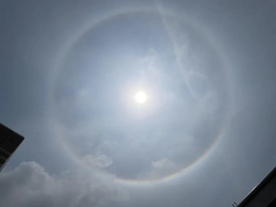 影/快抬頭！高雄天空驚現「上帝之眼」　民眾搶拍直呼：太幸運