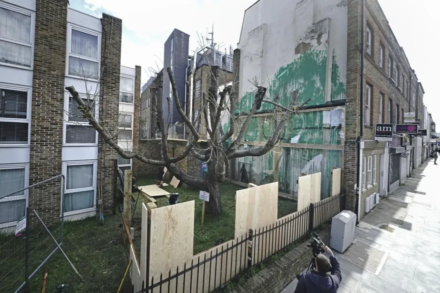 英國知名塗鴉藝術家班克斯最新創作倫敦現蹤　卻遭人潑灑白漆破壞