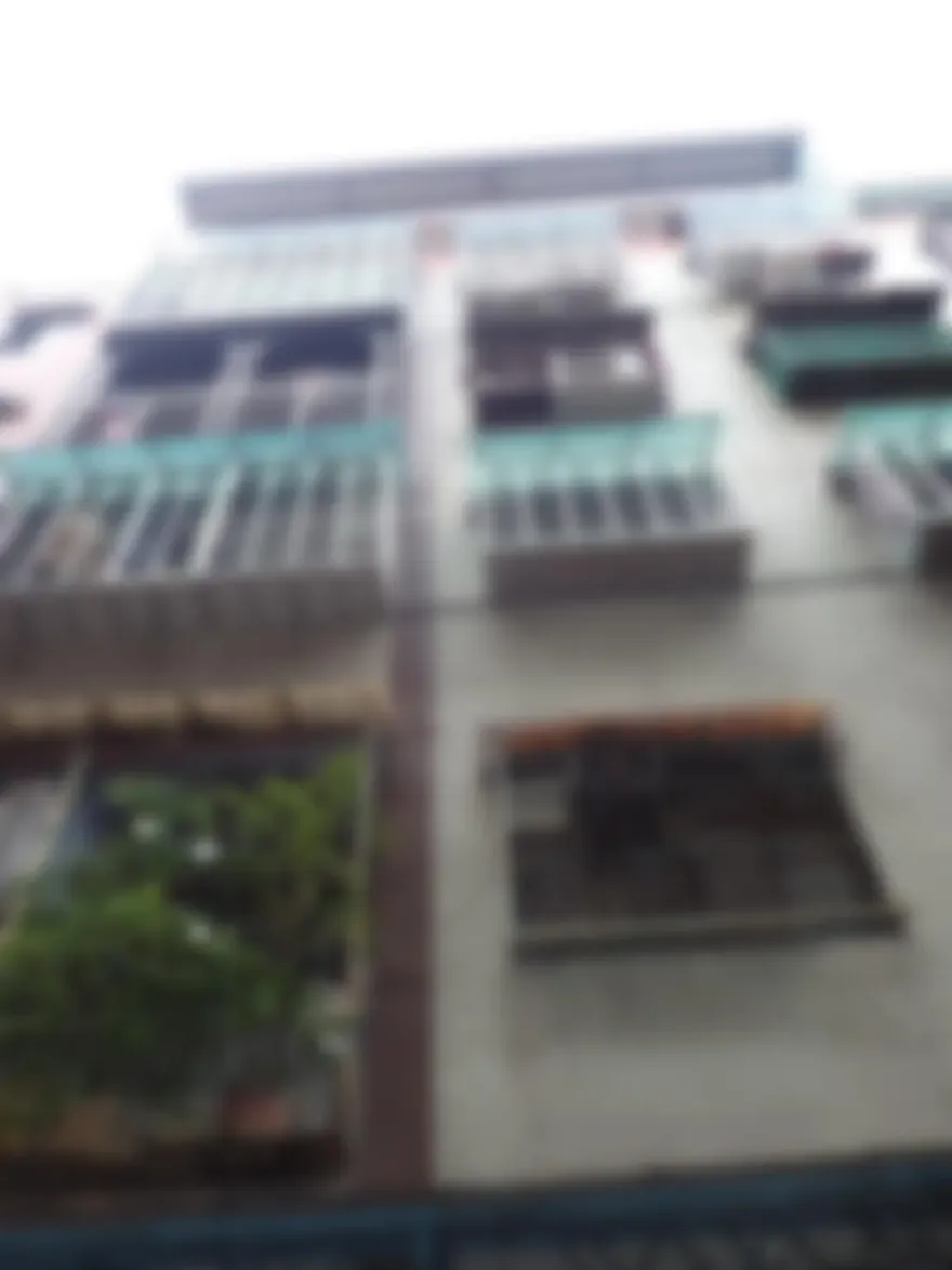 快訊/住戶嚇傻！新北三重醉男找無鑰匙　爬6樓雨遮回家踩空摔下慘死