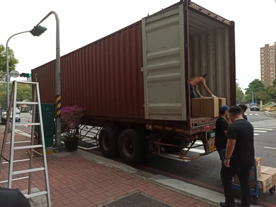 誇張！高雄貨櫃佔用「機車待轉區」...警澄清「有申請路權」　網友轟：落後城市