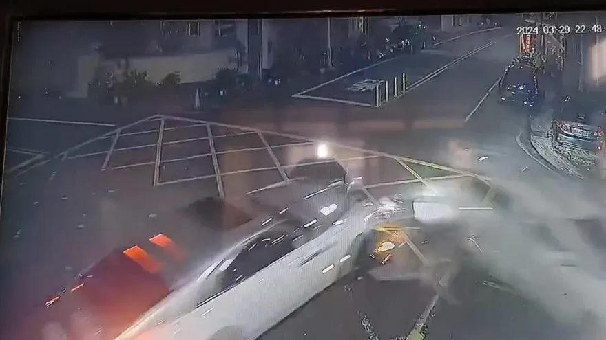 影/撞擊影像曝！2千萬「勞斯萊斯」路口撞毀休旅車　 維修費超驚人