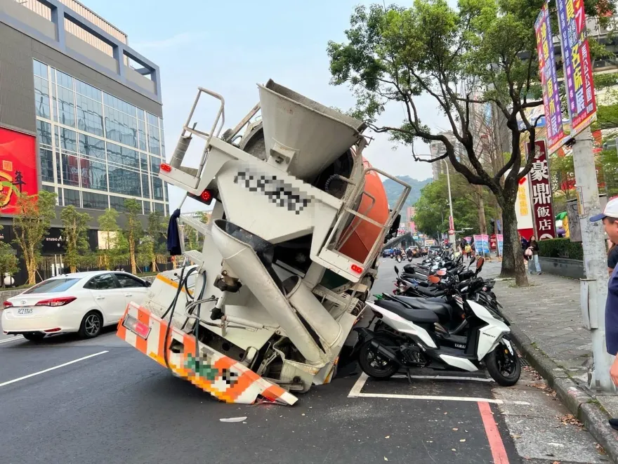快訊/新店家樂福旁現天坑！水泥車險遭吞噬…傾斜影像曝光