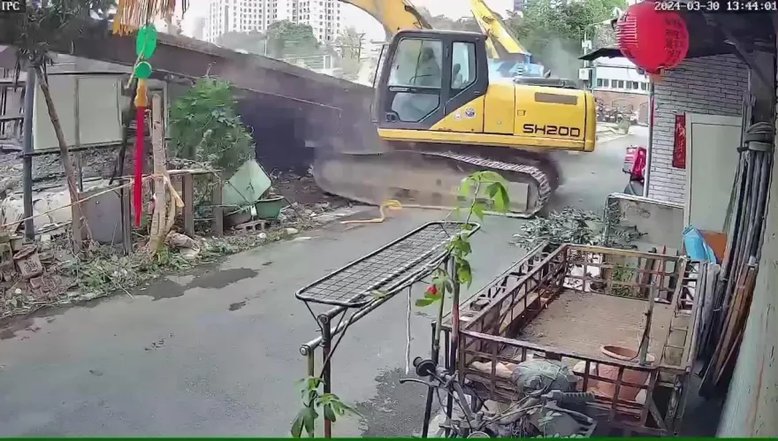 快訊/坍塌影像曝光！士林工地坍塌砸死推土機駕駛　怪手駕駛也險沒命