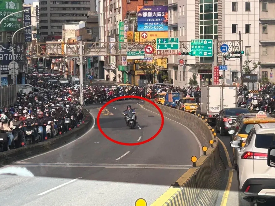 超級勇者！台北橋塞車他放大招「騎一人車道」　網嗨：英雄突破重圍