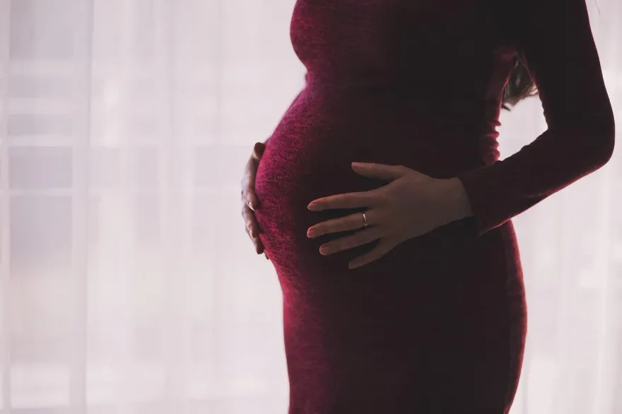 太離譜！孕婦產檢竟被推去做子宮刮除術流產　醫院：認錯人了