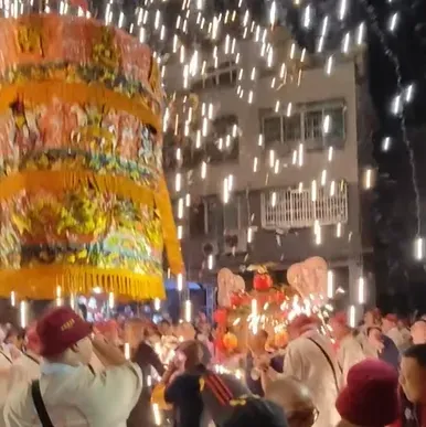 影/豐原慈濟宮媽遶境！拉炮和高壓電擦出「愛的火花」　瞬變白晝