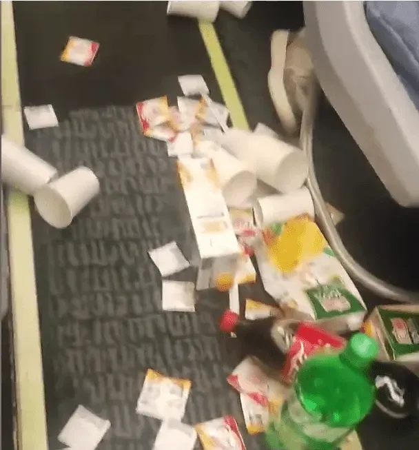 國航飛機半空中發生嚴重顛簸！空姐哭腔廣播安撫　乘客：我更緊張了