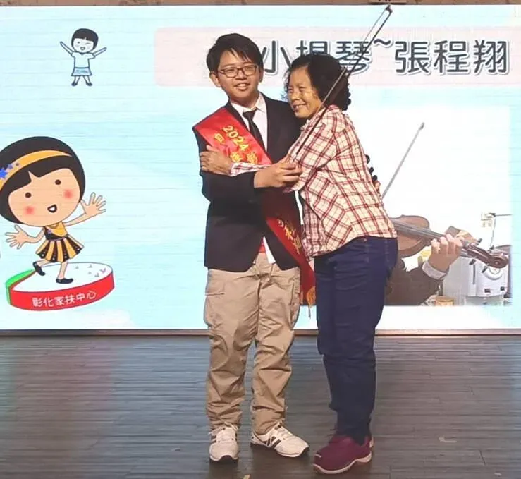 嬤孫相依為命！13歲童「幫賣紅龜粿」　成績優異獲頒自強兒少