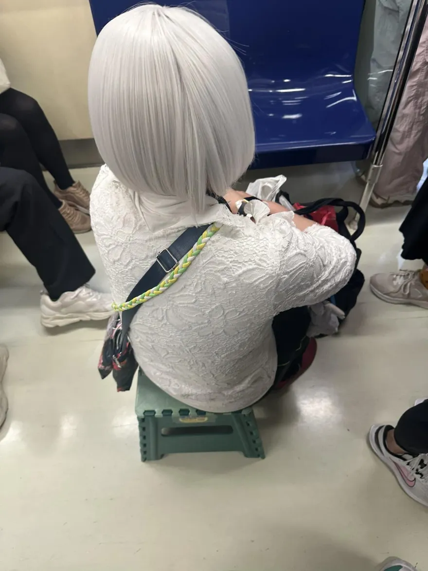 捷運座位難求！白髮女「自帶椅子」掀熱議　網公審反遭砲轟