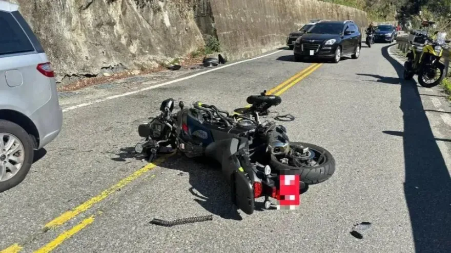 台中鬼切男超車被叭自撞山壁　重機斷兩截「人噴飛12米」害後方騎士慘摔