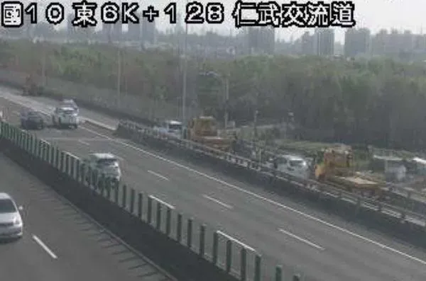 快訊/國10仁武交流道3車追撞！2人送醫　入口匝道管制封閉