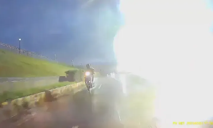 影/生死一瞬間！蘆洲男雨中騎車　路旁電桿電桶突「大爆炸」