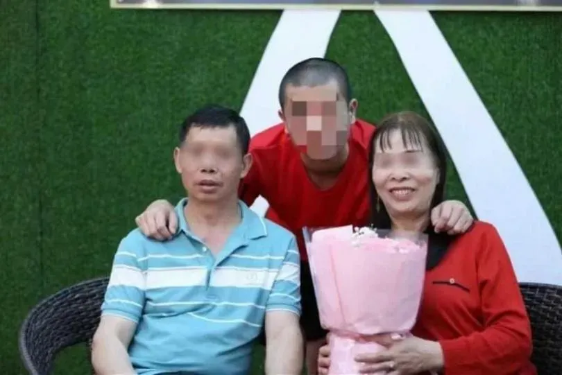 愛兒3歲走丟！父母不放棄「苦尋25年」終重逢　在監獄拍下第1張全家福