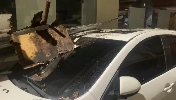 影/一箭雙鵰！美髮店招牌被吹落「一口氣中2台車」　店長看到：哇完蛋