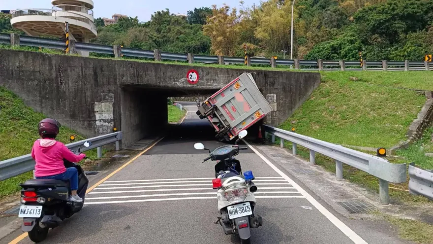 快訊/淡水貨車誤入關渡大橋機車道　卡涵洞「2輪懸空」動彈不得