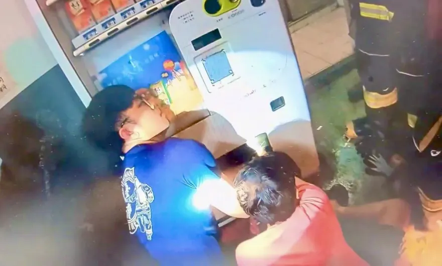外籍移工半夜投販賣機買飲料　手指卡出貨口警消助脫困
