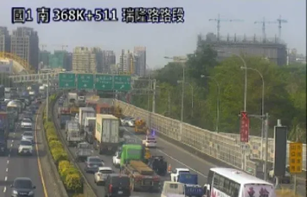 快訊/國1瑞隆路段連環車禍！1遊覽車、2小客車相撞　2人夾困車內