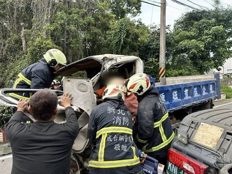 新北林口驚見小貨車對撞聯結車「車頭扭成鐵片」！駕駛被救出奇蹟僅右腳骨折