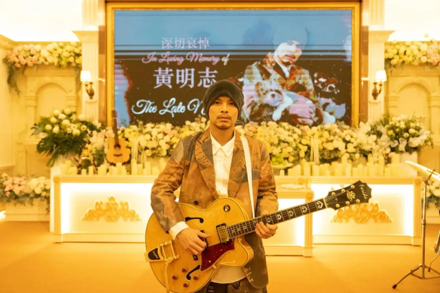 快訊/黃明志深夜現身！　「愚人節辦告別式」目的曝：不是開玩笑