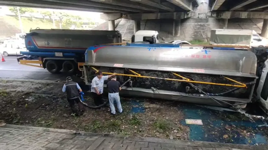 影/拓海變填海！彰化油罐車甩尾翻覆　1.8萬公升柴油狂噴「馬路變藍海」