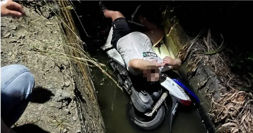 看到鬼！高雄男暗夜騎車突扯嗓大叫　下秒失控摔進水溝裡