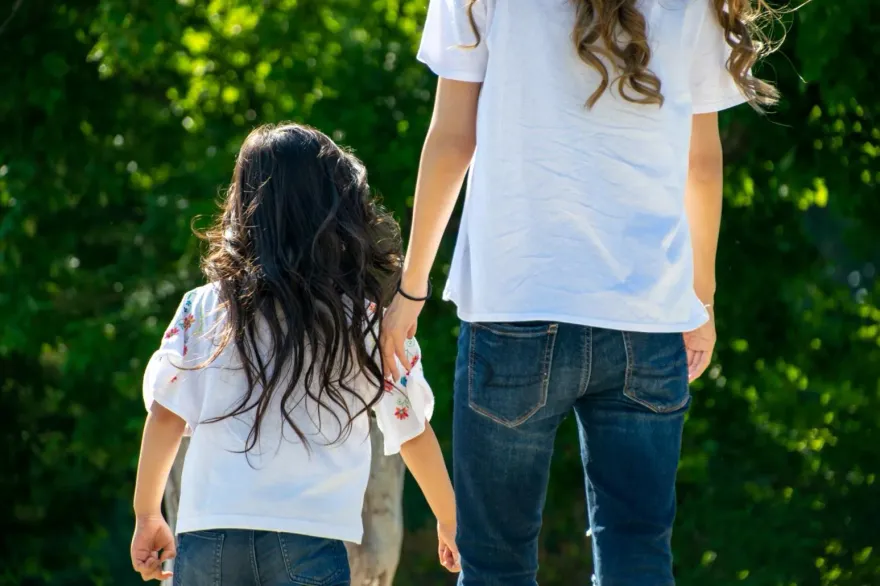 看中11歲女孩！離譜婦人竟把她帶回家「給26歲兒當媳婦」