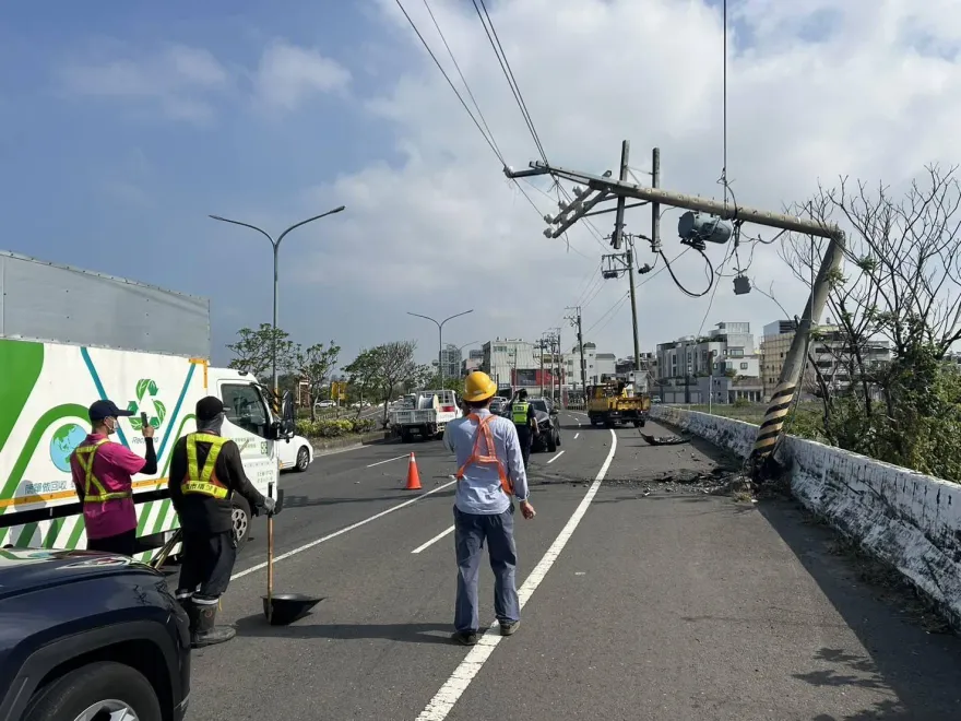 怎麼撞的？轎車失控電線杆折成神奇L型　要斷不斷畫面曝光