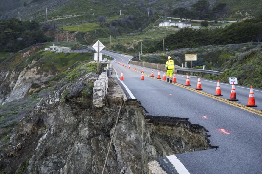 影/1600人受困！美加州海岸風景區公路大雨坍方　民眾無處可去只能睡車上