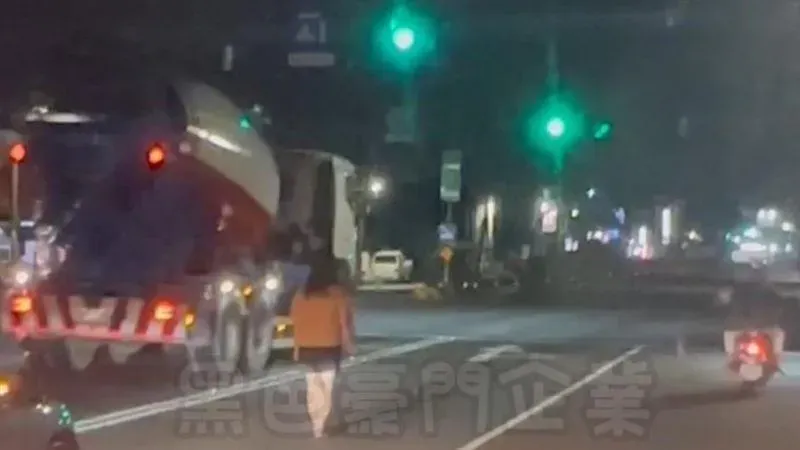 感情出問題？短褲妹馬路中央鬧脾氣遭水泥車擦身　警：違規可罰款500元