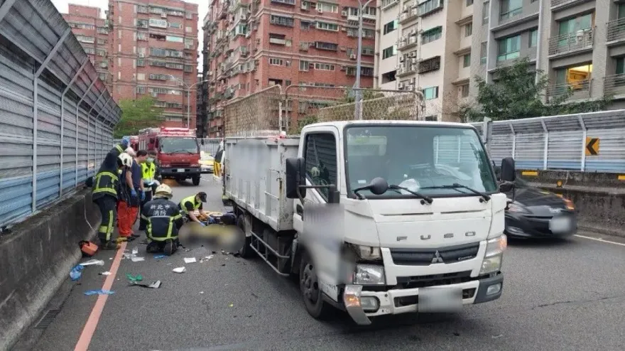 快訊/新北新店機車擦撞資源回收車　2少年命危送醫搶救不治