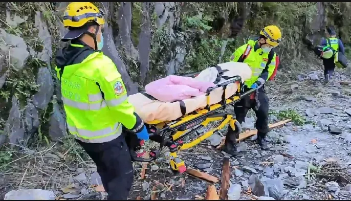 7.2強震撼全台/中橫公路13車被土石砸中　1人頭部受傷意識模糊