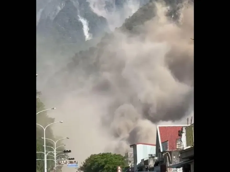 7.2強震撼全台/花蓮太魯閣牌樓山崩！塵灰遮蔽山谷…民眾驚嚇奔逃