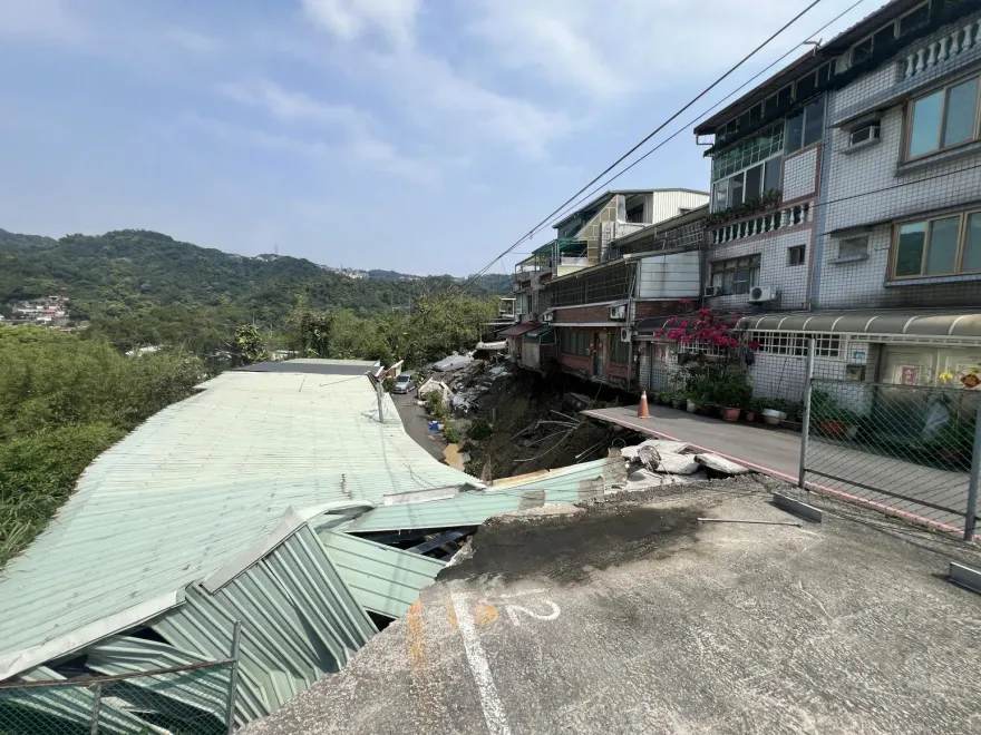 7.2強震撼全台/新店安泰路7房屋下陷！汽車傾倒一片　急疏散12人