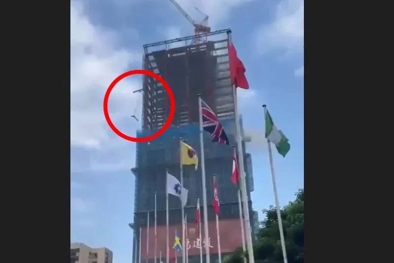 7.2強震撼全台/影/驚險直擊！世貿對面工地　鷹架高空掉落砸民宅牆