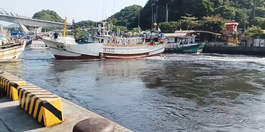 影/7.2強震撼全台/漁船被推走！南方澳漁港海水狂灌「再往外海流」