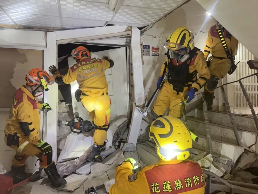 7.2強震撼全台/救援畫面曝！天王星大樓震成變形廢墟 　搜救隊搏命穿梭