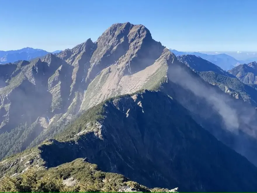 7.2強震撼全台/玉山主峰西側突崩塌「冒煙塵」　鄭明典急籲：別往山裡去！