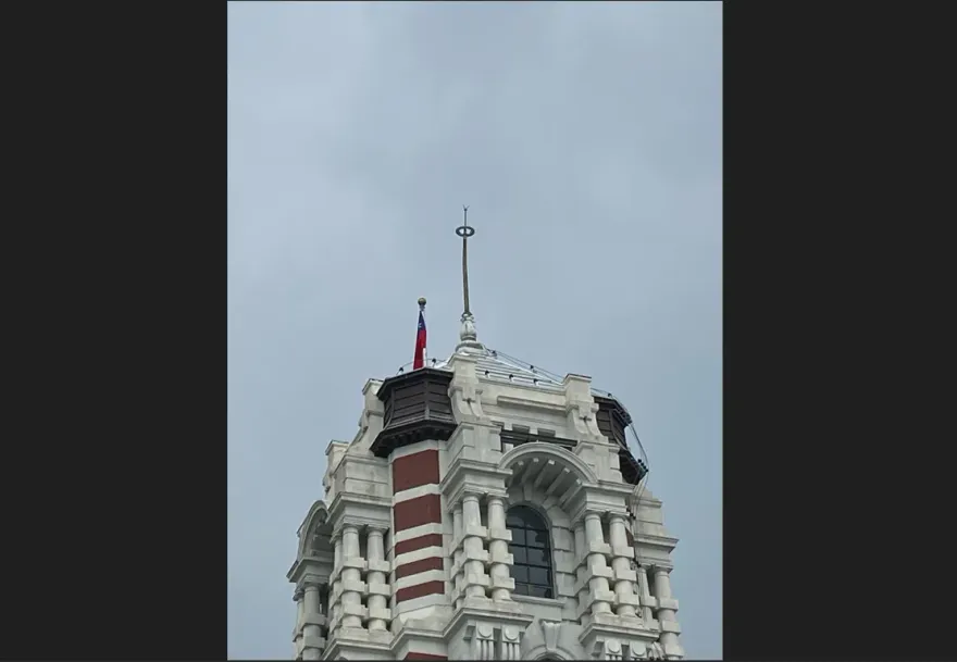 7.2強震撼全台/天災示警？總統府避雷針被震歪緊急搶修　民眾搶拍照片府方證實
