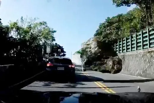 7.2強震撼全台/大難不死！他開車出蘇花改連遇2顆落石　車慘遭輾壓人幸無恙