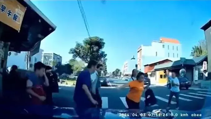 7.2強震撼全台/逃命視角！花蓮北濱路10秒樓塌　早餐店17人驚恐狂奔